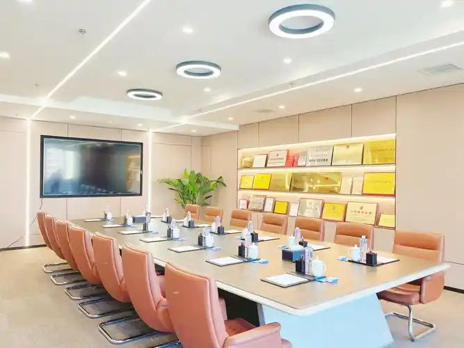 桌牌等会议配套设施
还有支持投屏的电视,高端商务风拉满～#会议