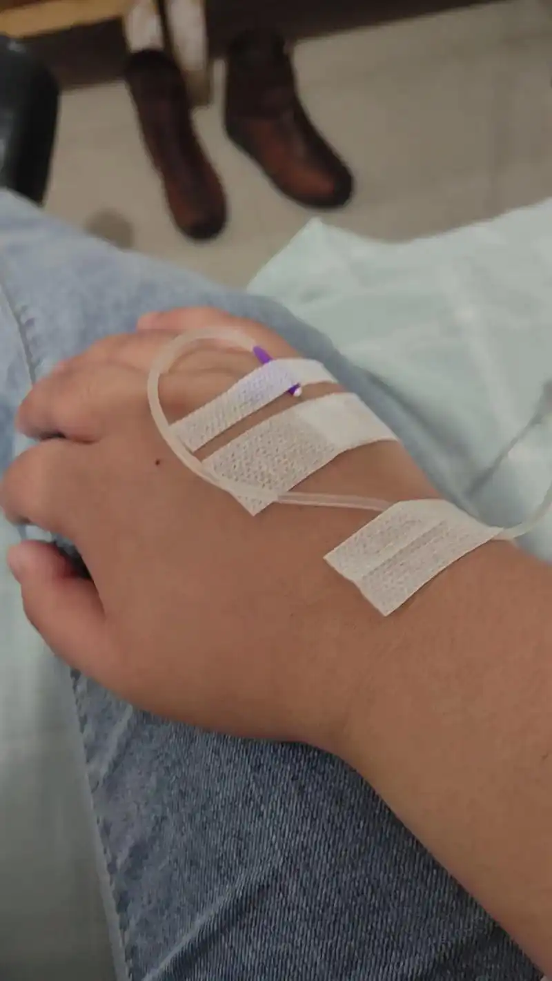 自己打针时可坚强了 小王在身边陪我 我就忍不住哼哼 起早送他坐车时