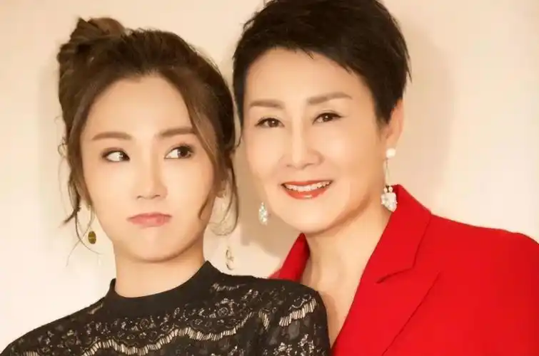 尽管和母亲张凯丽相比起来,张可盈还有很长的一段路要走,但在母亲的