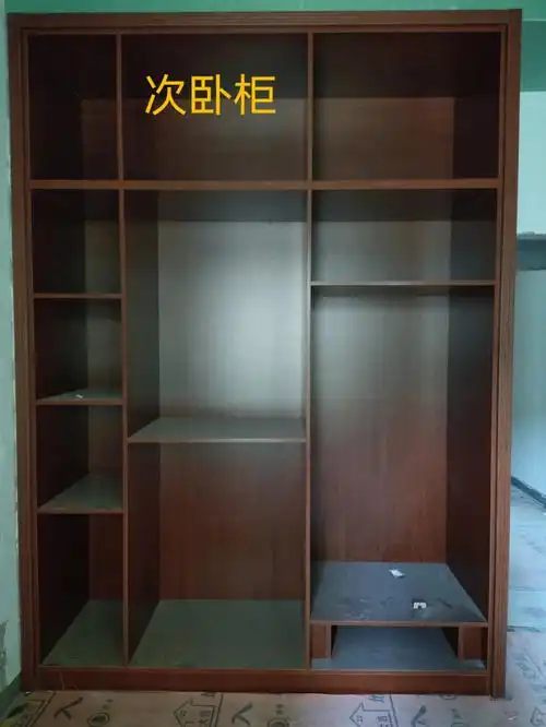 请木工做的柜子选的樱桃红加罗马柱