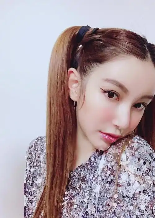 当李雨桐得知薛之谦竟然跟前妻复合时,李雨桐就在微博上愤怒的曝出了