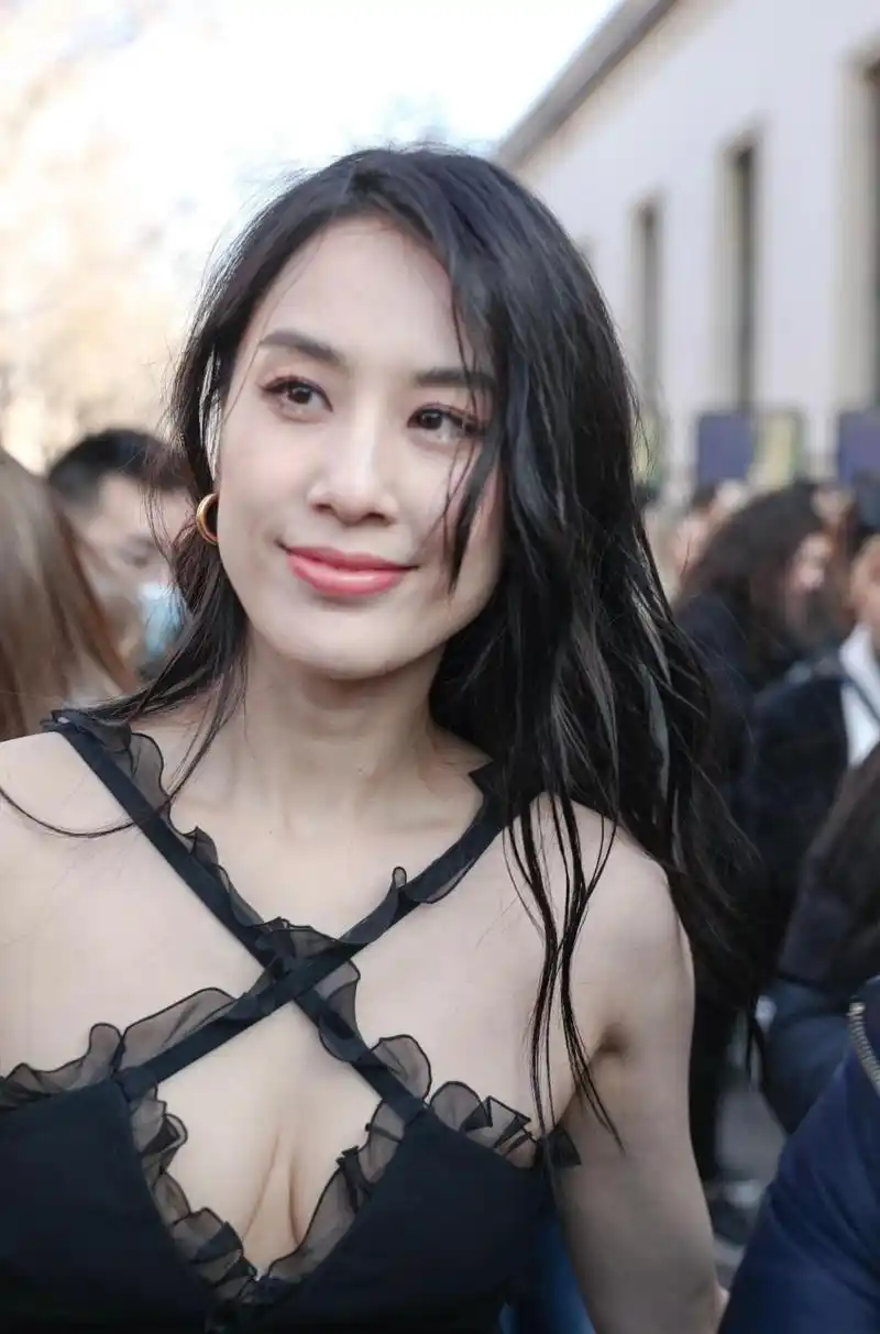 黄圣依身穿黑色十字攀肩吊带连衣裙出席活动