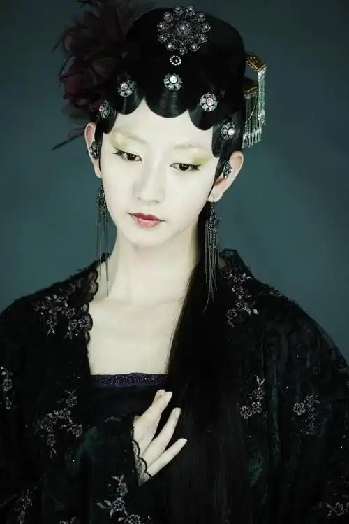 新版红楼梦 唐一菲饰秦可卿 秦可卿本是被弃于养生堂的孤儿,她从抱养