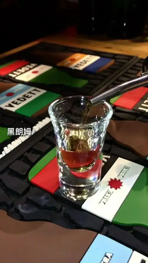 怎么喝经典的鸡尾酒,燃情百加得,超棒的
