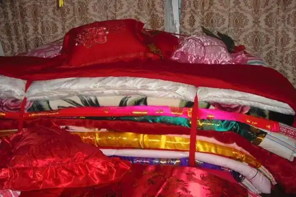 1,数量讲究按照结婚习俗,陪嫁被子的数量一定是双数,单数不吉利.