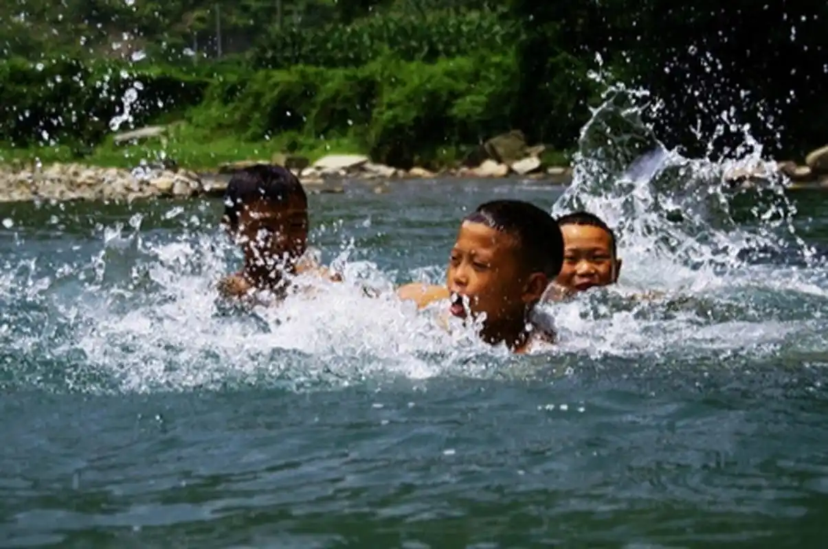 《童年的回忆 · 戏水》 (作者  玉润平安)  童年的夏天, 最喜欢的就