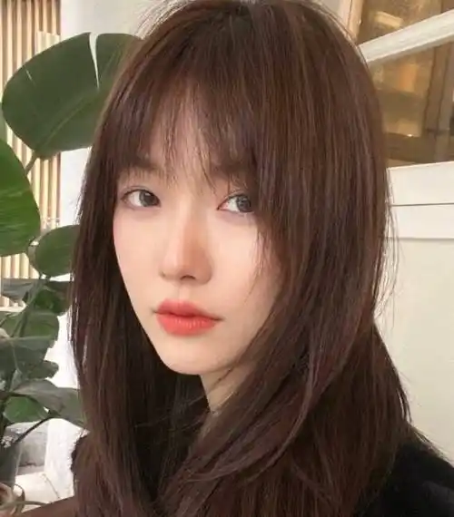 好看减龄的中长发推荐,剪个这样的发型,女生们怎么搭配衣服都好看.