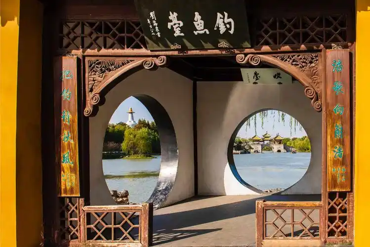 钓鱼台最富有特色的是中国园林"框景"45度艺术代表.