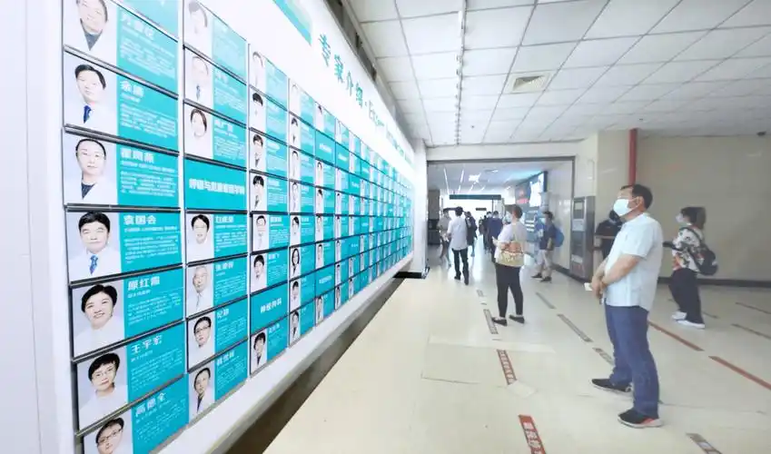 展示及院内百余名专家名片展示墙映入眼帘,详细的专家专业特长介绍