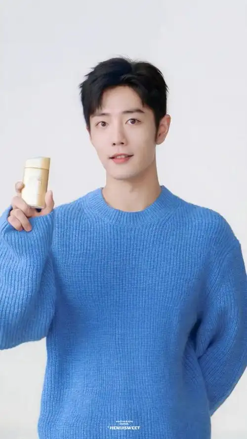 今天的毛衣是蓝色的,好温柔的颜色,爱极了肖战穿蓝毛衣的样子,从过去
