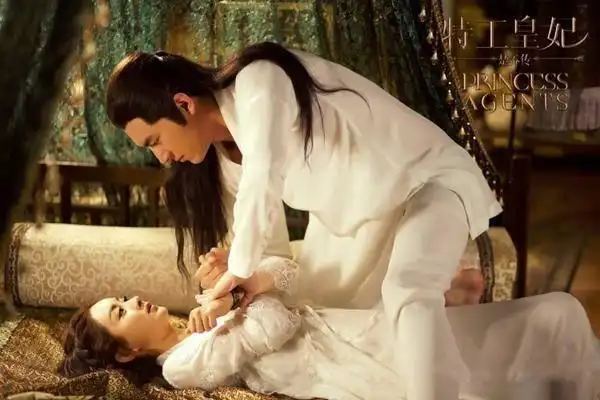 陈伟霆扑倒刘诗诗狂吻30秒古装吻戏都这尺度了吗