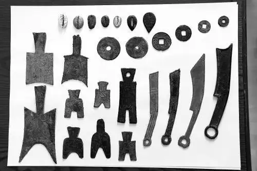 在我国春秋战国时代,货币的种类繁多,呈井喷式的多样化发展.