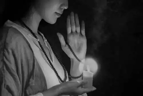 那一年,梵音里缭绕着香火,我虔诚祈祷默默问佛,情深