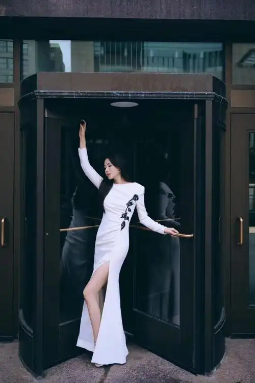 #曾黎白色褶皱旗袍#