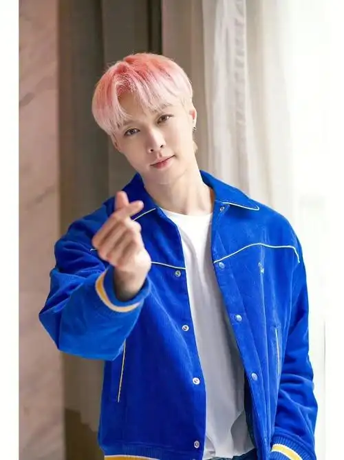 通过镜头向粉丝表达爱意吧#明星  #明星私服穿搭  #明星私服  #张艺兴