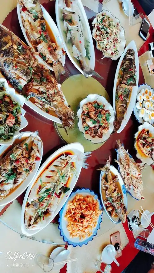 我们尝到了东北的美食全鱼宴.