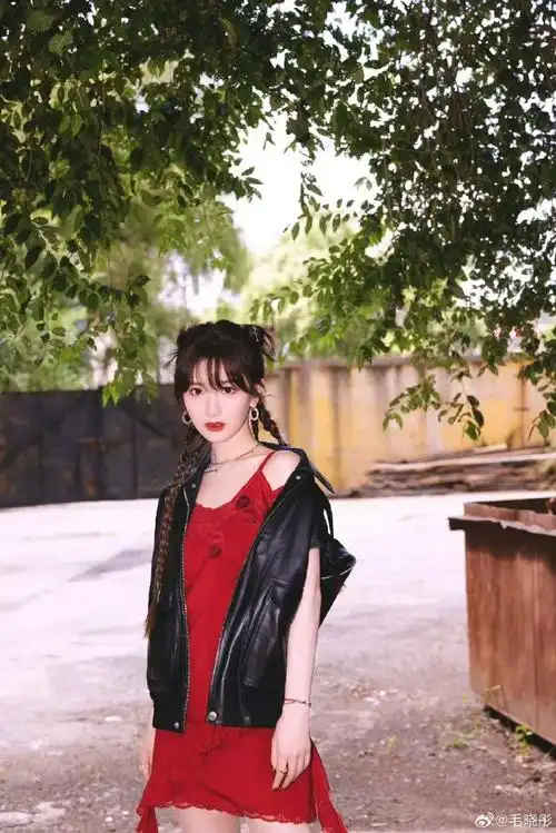 毛晓彤皮马甲红裙##毛晓彤酒红色薄纱裙