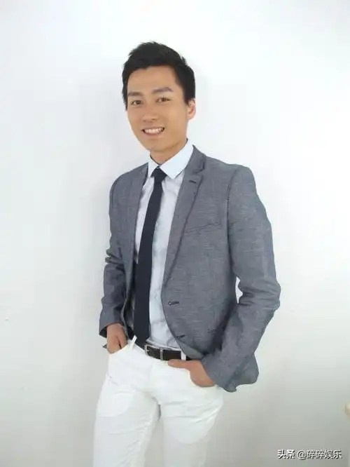 好友,两人因为同样的感情生活遭遇走到一起,加上陈伟端的外国生活经历