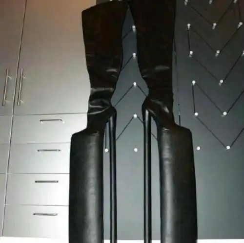 世界上最恐怖的高跟鞋 脚跟是镰刀无人敢驾驭/变态高跟