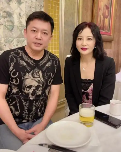 何政军妻子(与何政军演夫妻被催婚)