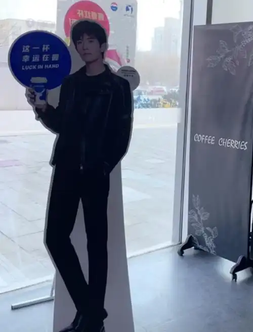 天天偶遇易烊千玺实锤想偷立牌不是一天两天了#易烊千玺立牌