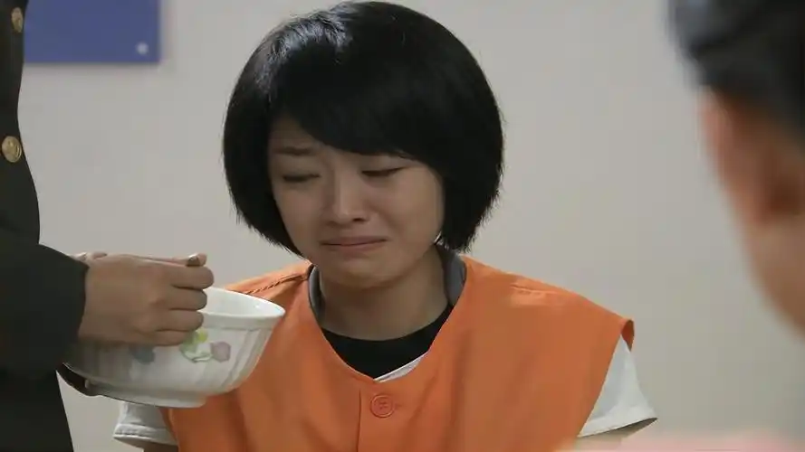 带泪梨花女毒贩被判死刑泪流满面