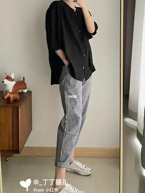 简单穿搭黑衬衫搭配格子裤