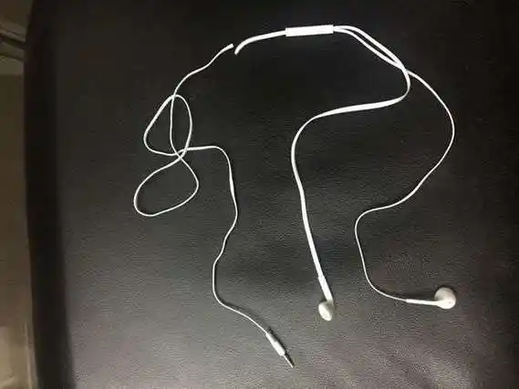 求p图大神帮我把耳机线p断怎么剪都可以就是剪断就可以随意哪张图都