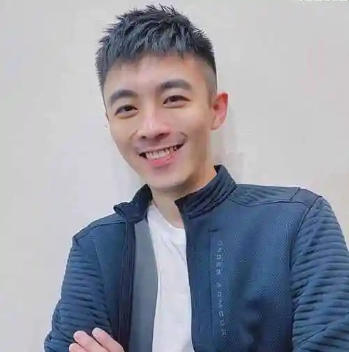 男生剪"小碎盖"发型可以掩饰自己不怎么完美的发际线,同时也不会显得