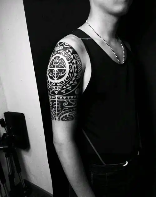 图腾半臂纹身图片