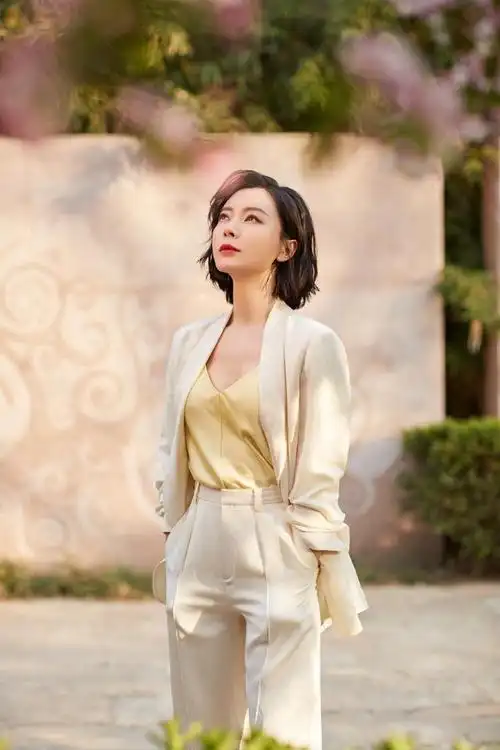 中年职场女性需要有强大气场,那西装套装就是必不可少的,一整套就能