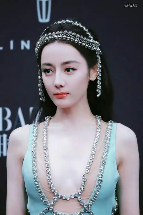 迪丽热巴红毯造型来啦!