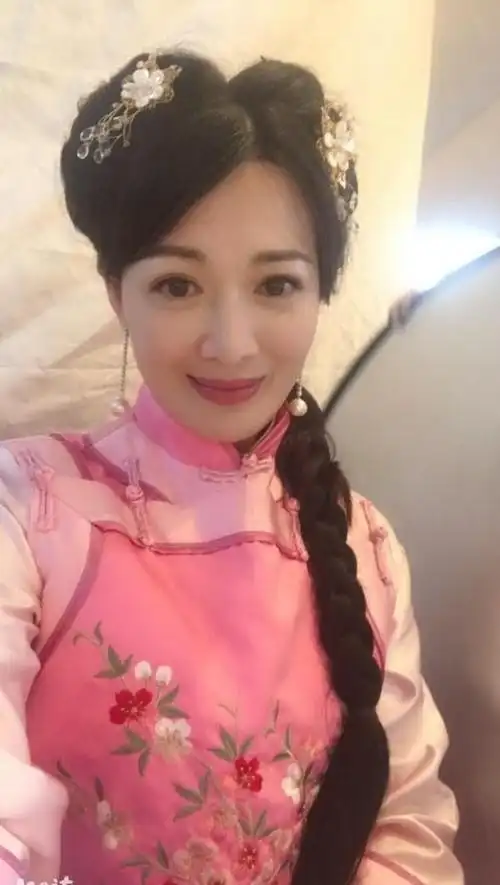 43岁陈少霞近照曝光穿古装少女感十足20年容貌未变似双儿