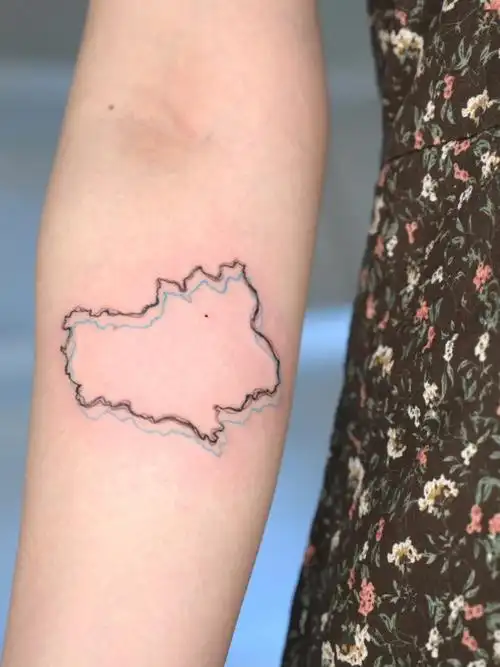 新疆地图简约线条纹身