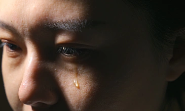 338284k女青年流泪哭泣孤独阴暗338496女孩化妆的眼睛特写492594k女性