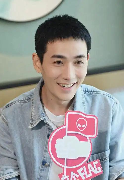 朱一龙休闲装扮寸头男友力十足帅照图片