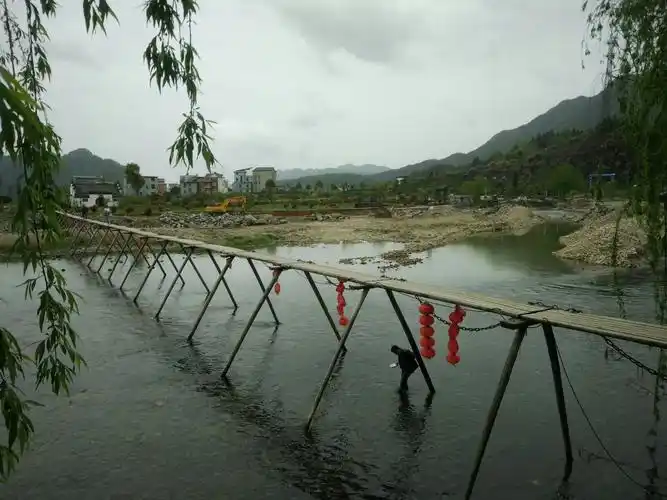 边缘化的小木桥