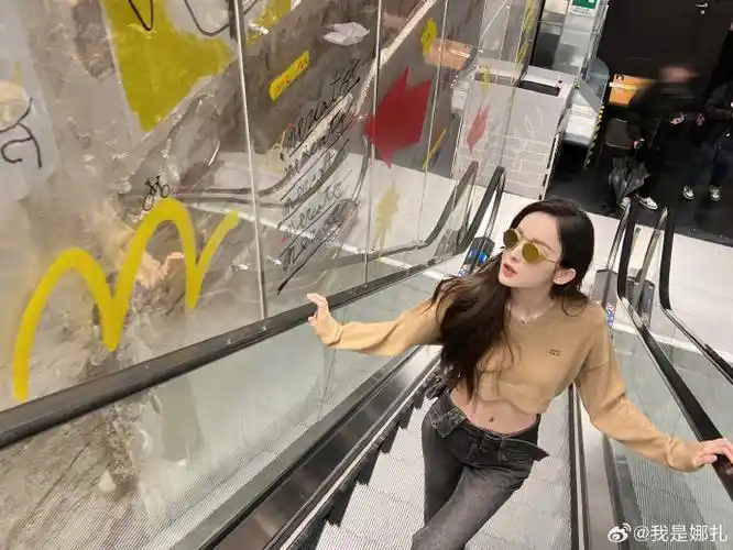 古力娜扎炸街大秀性感小蛮腰!露脐装甜美营业超养眼