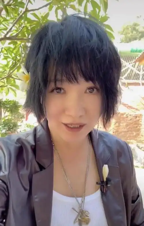 斯琴格日乐现身乡村破旧农家院,头戴鲜花丰腴白皙,状态引担忧|斯琴格