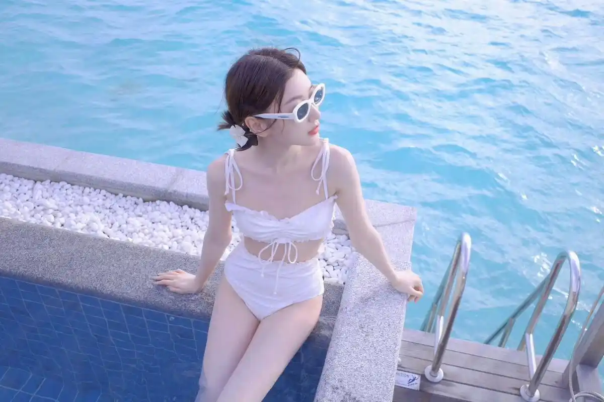 泳装诱人,黑色墨镜嘟嘟小嘴嘴太可爱了#毛晓彤# #曝杨紫毛晓彤私下