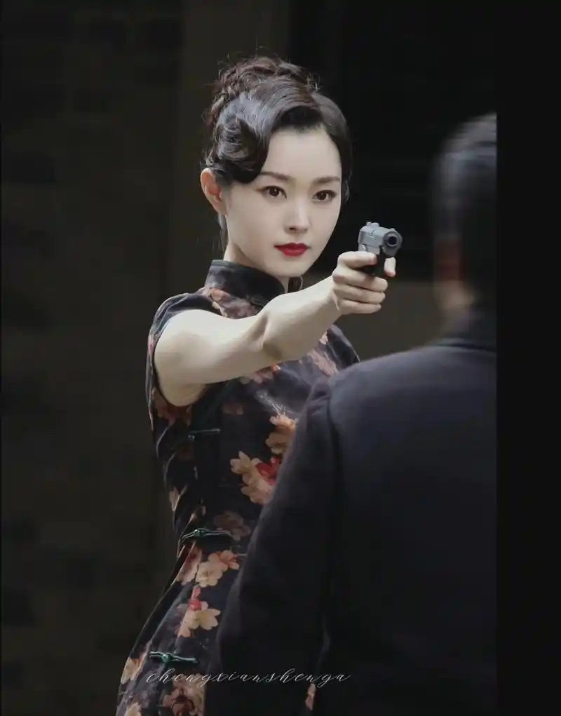 《伪装者》开播七年宋轶纪念曼丽,曼丽旗袍造型封神,网友意难平