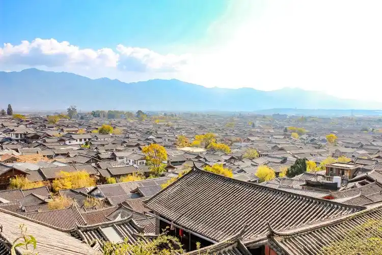 云南丽江古城,雪山倒映在黑龙潭水中,美景太让人治愈了