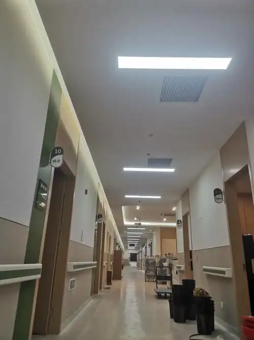 医院走廊  医院的长廊,静得只闻心跳.