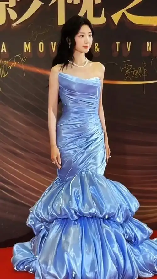 毛晓彤蓝色抹胸裙抢镜!长发飘飘自信满满