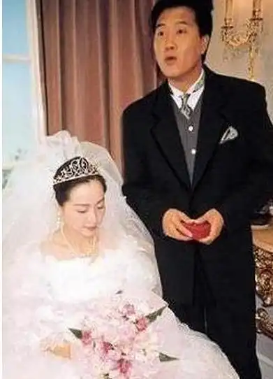 与恬妞交往,当时恬妞刚与前夫离婚,并且生了一个女儿,但万梓良却对她