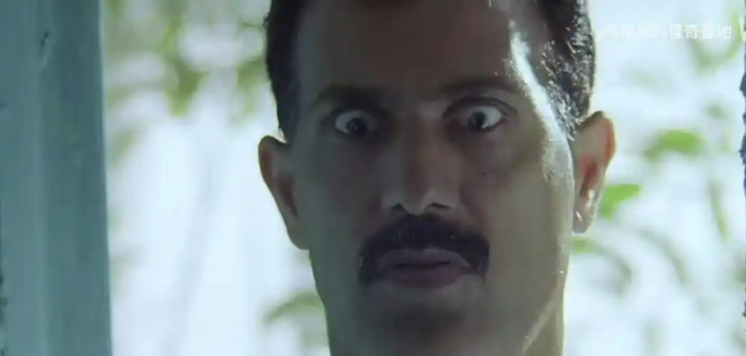 电影《恐怖热线之大头怪婴》对校长目击怪婴进行了还原