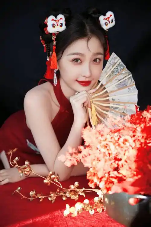 虞书欣真敢穿,穿大露肩高开叉旗袍秀凹凸身材,双手举高可爱性感_传统