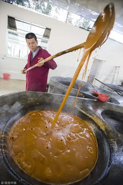 福建三明游客熬糖乐开花小孩参赛狂啃甘蔗真不怕掉牙