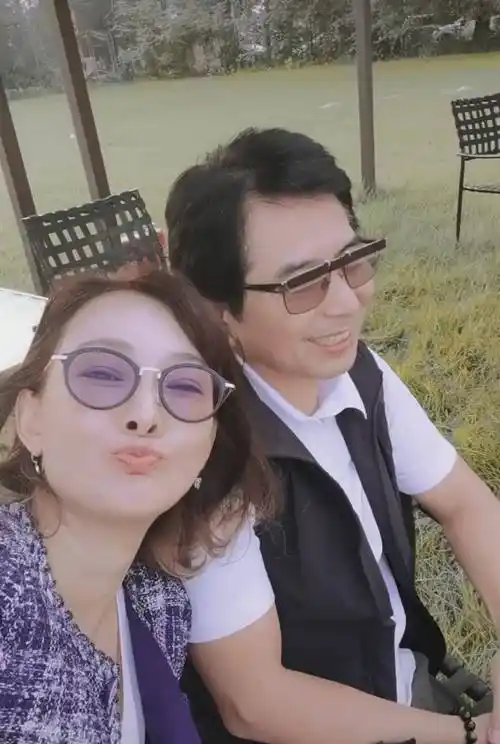 48岁牛莉近照发福!穿露脐装热舞暴露身材,富商老公被赞儒雅绅士