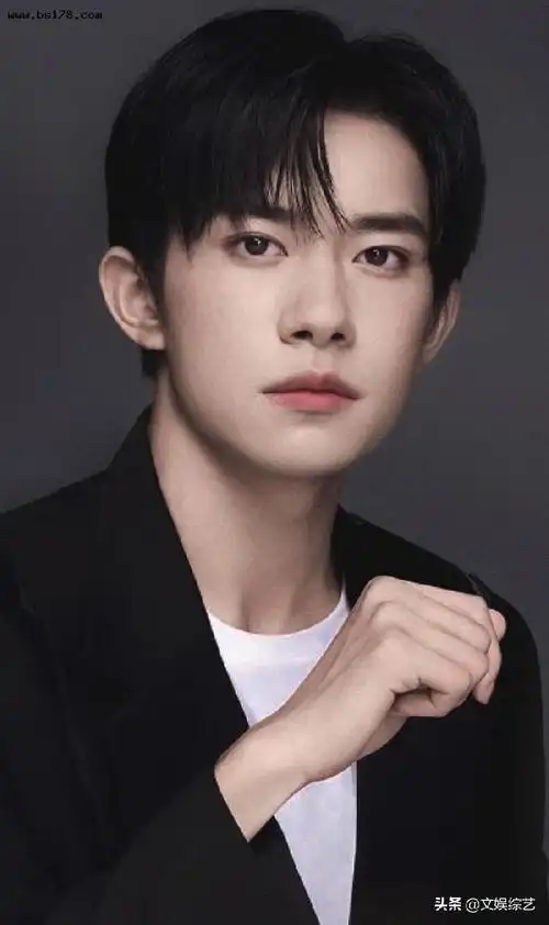 易烊千玺长发胡茬造型,诠释少年般沧桑,却尽显成熟魅力